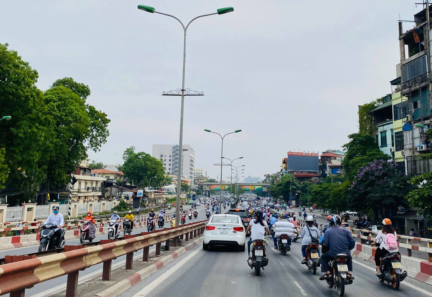 Hậu Covid: Phố xá tấp nập người, TTTM ùn ùn khách mua sắm ảnh 1