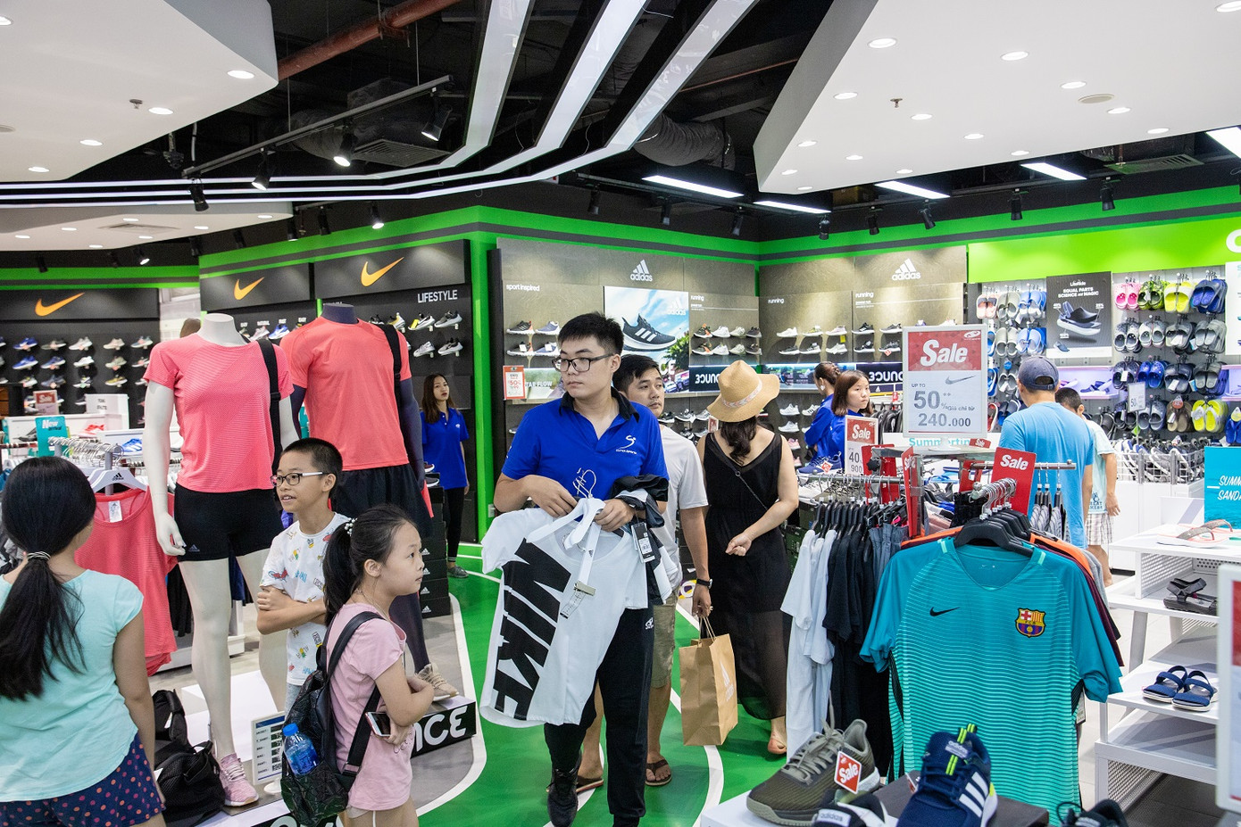 Hậu Covid: Phố xá tấp nập người, TTTM ùn ùn khách mua sắm ảnh 5