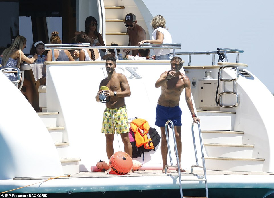 Messi ôm ấp bà xã nóng bỏng trên du thuyền, cùng gia đình Suarez đi nghỉ mát ảnh 11