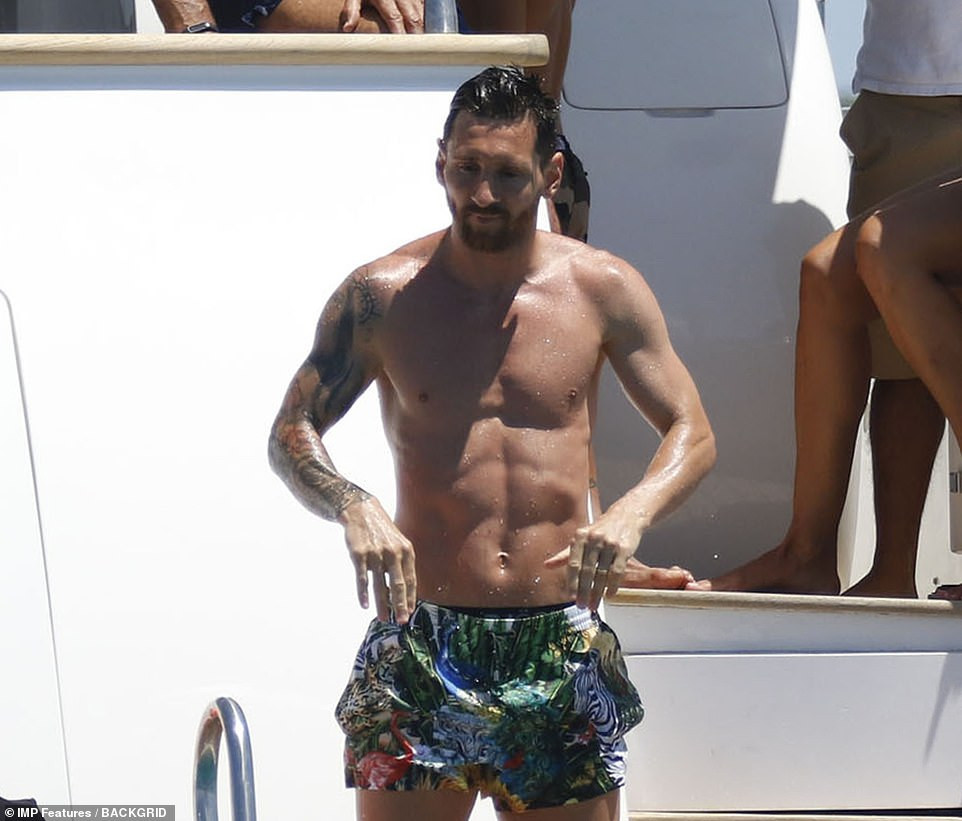 Messi ôm ấp bà xã nóng bỏng trên du thuyền, cùng gia đình Suarez đi nghỉ mát ảnh 8