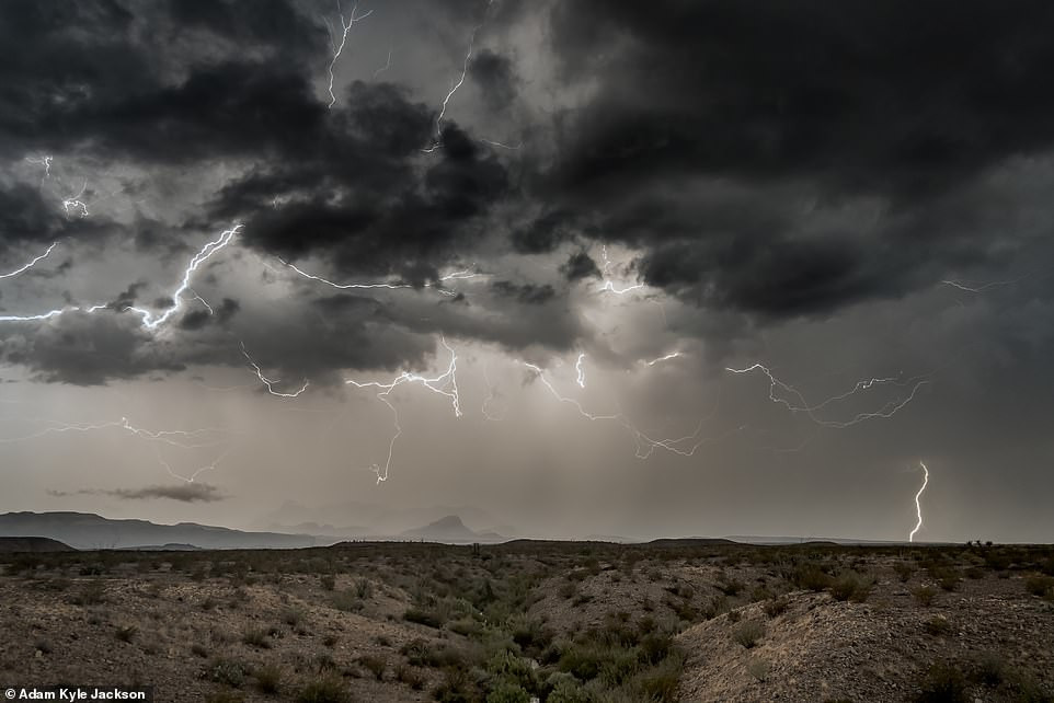 Những khoảnh khắc đẹp đến rợn người của ‘bão tử thần’ ảnh 4