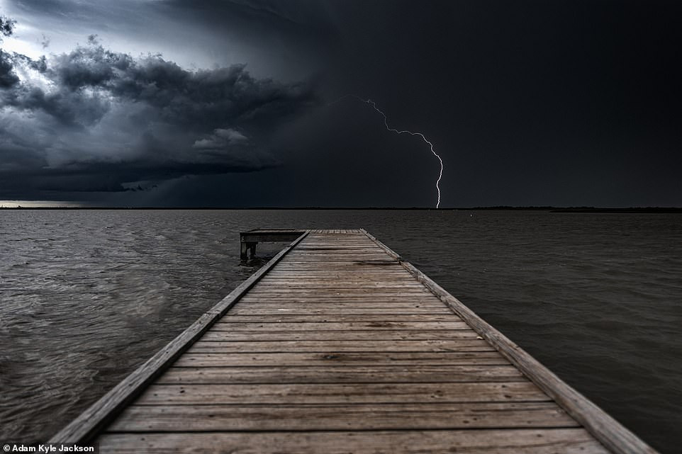 Những khoảnh khắc đẹp đến rợn người của ‘bão tử thần’ ảnh 8