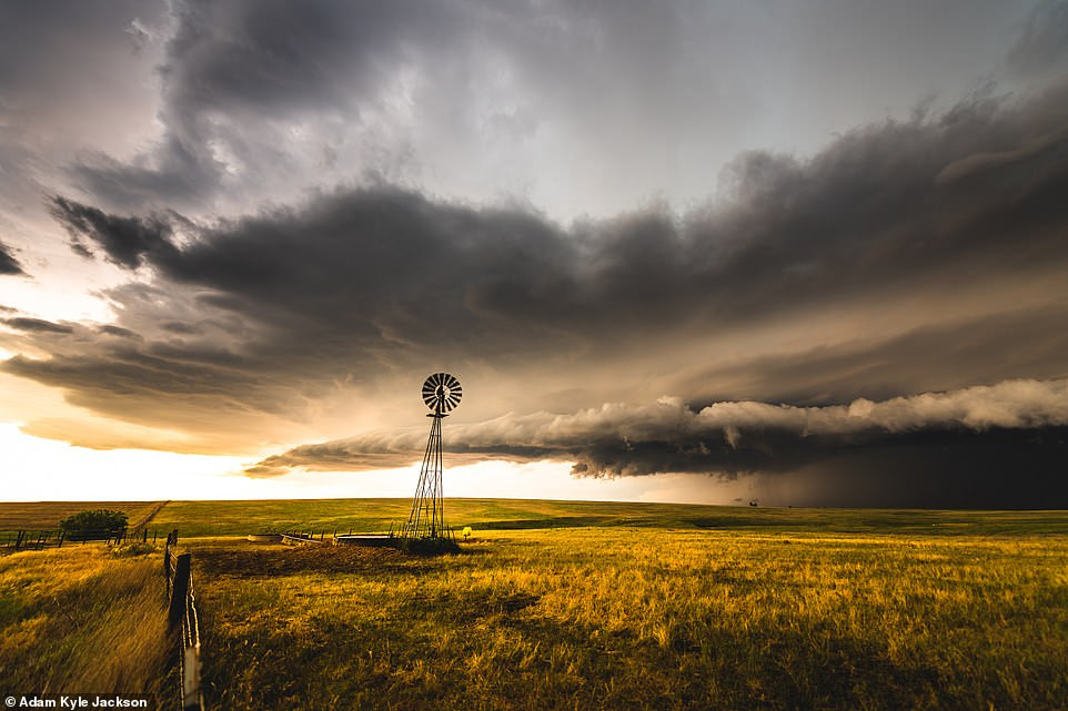 Những khoảnh khắc đẹp đến rợn người của ‘bão tử thần’ ảnh 12