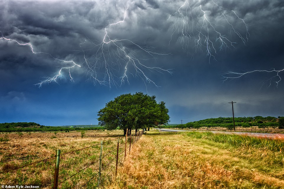 Những khoảnh khắc đẹp đến rợn người của ‘bão tử thần’ ảnh 10