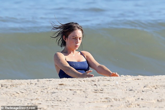 ‘Con nhà nòi’ Maya Hawke khoe dáng săn chắc với đồ bơi, vòng 1 ‘trễ nải’ gây chú ý ảnh 6