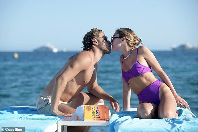 Con gái nữ diễn viên Lisa Rinna nổi bật với bikini tím, hôn đắm đuối bạn trai tại Cannes ảnh 6