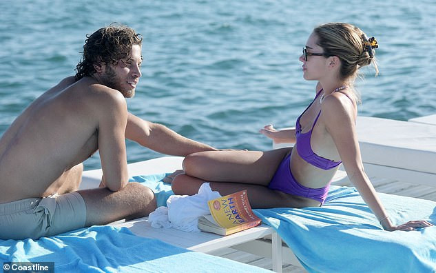 Con gái nữ diễn viên Lisa Rinna nổi bật với bikini tím, hôn đắm đuối bạn trai tại Cannes ảnh 1