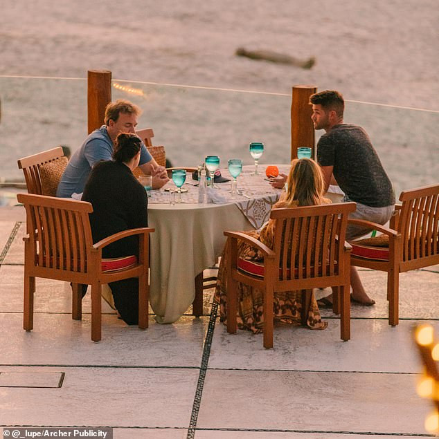 Vợ góa của ông trùm Playboy ‘khóa môi’ tình trẻ nồng nàn trên bãi biển ảnh 13