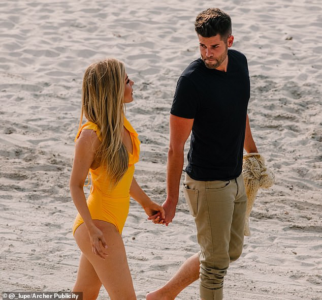 Vợ góa của ông trùm Playboy ‘khóa môi’ tình trẻ nồng nàn trên bãi biển ảnh 7