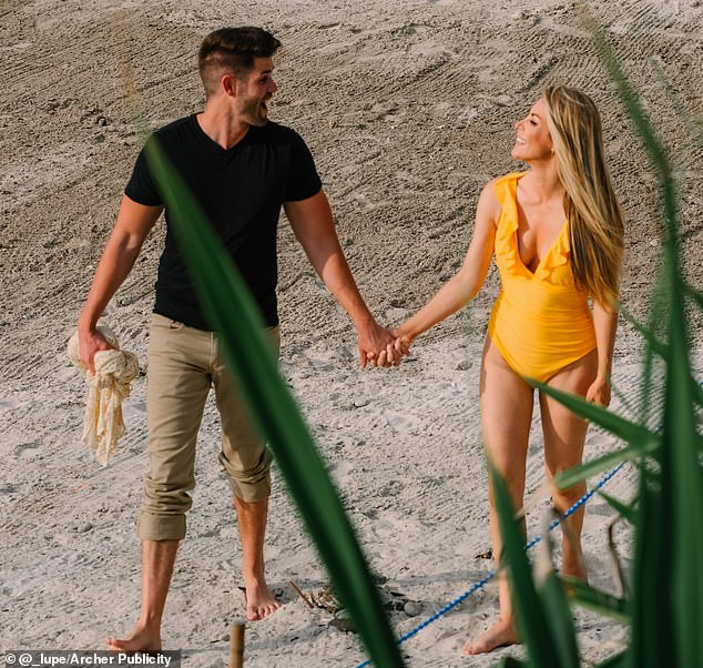 Vợ góa của ông trùm Playboy ‘khóa môi’ tình trẻ nồng nàn trên bãi biển ảnh 4