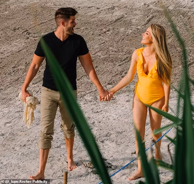 Vợ góa của ông trùm Playboy ‘khóa môi’ tình trẻ nồng nàn trên bãi biển ảnh 4
