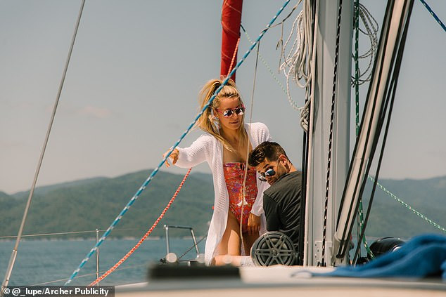 Vợ góa của ông trùm Playboy ‘khóa môi’ tình trẻ nồng nàn trên bãi biển ảnh 14