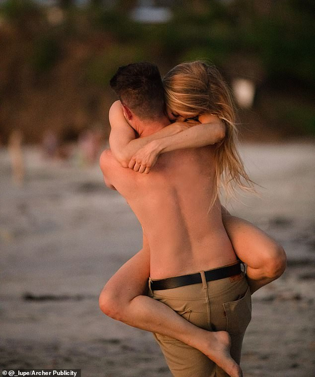 Vợ góa của ông trùm Playboy ‘khóa môi’ tình trẻ nồng nàn trên bãi biển ảnh 3