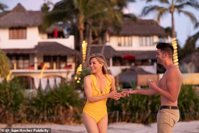 Vợ góa của ông trùm Playboy ‘khóa môi’ tình trẻ nồng nàn trên bãi biển ảnh 1