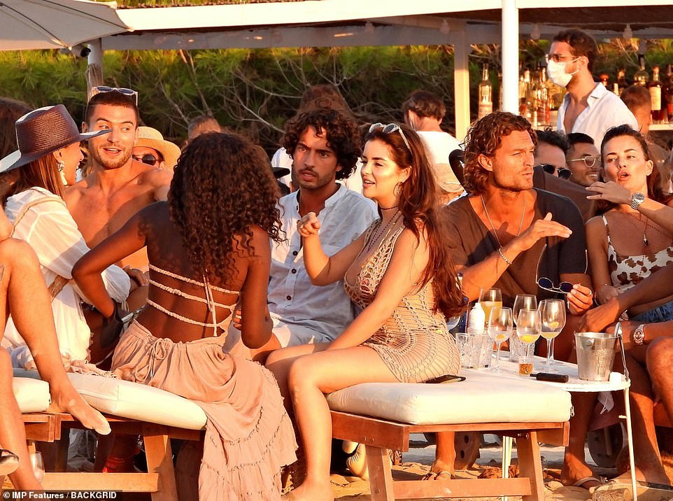 Phối bikini bé xíu với váy lưới hở bạo, Demi Rose ‘thiêu đốt’ bãi biển ảnh 1