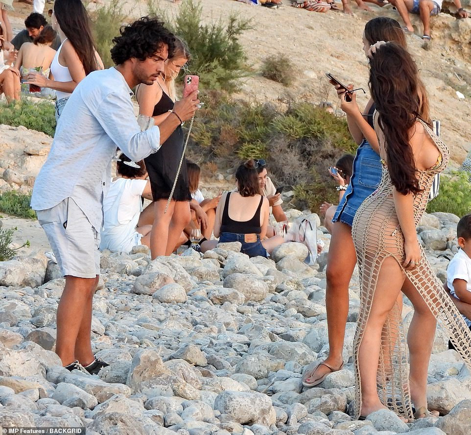 Phối bikini bé xíu với váy lưới hở bạo, Demi Rose ‘thiêu đốt’ bãi biển ảnh 7