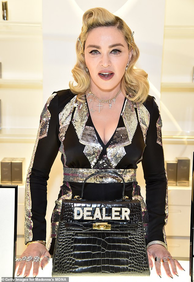 Madonna hứng ‘gạch đá’ vì chia sẻ video chữa COVID-19 bằng thuốc sốt rét ảnh 1