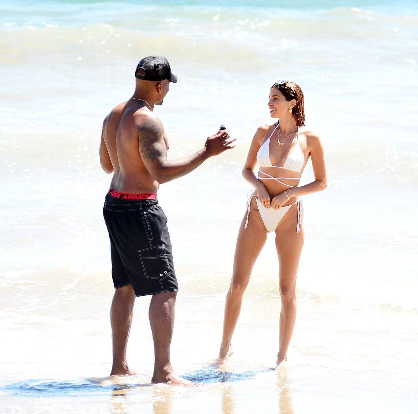 Nicole Williams sexy với bikini bé xíu, ‘khóa môi’ ông xã nồng nàn trên bãi biển ảnh 9