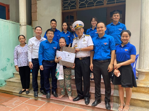 Đoàn thanh niên tặng quà anh hùng, người có công với cách mạng ảnh 6