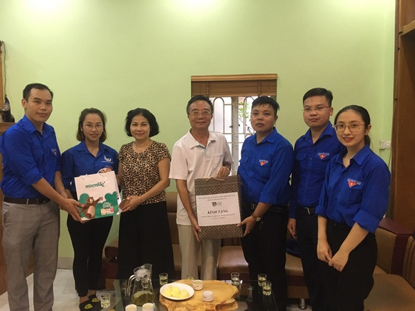 Đoàn thanh niên tặng quà anh hùng, người có công với cách mạng ảnh 9