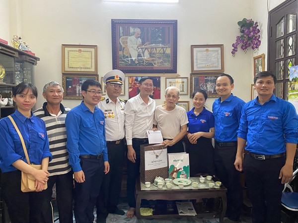 Đoàn thanh niên tặng quà anh hùng, người có công với cách mạng ảnh 8