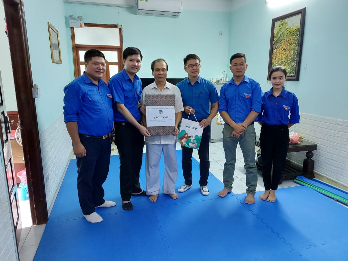 Đoàn thanh niên tặng quà anh hùng, người có công với cách mạng ảnh 1