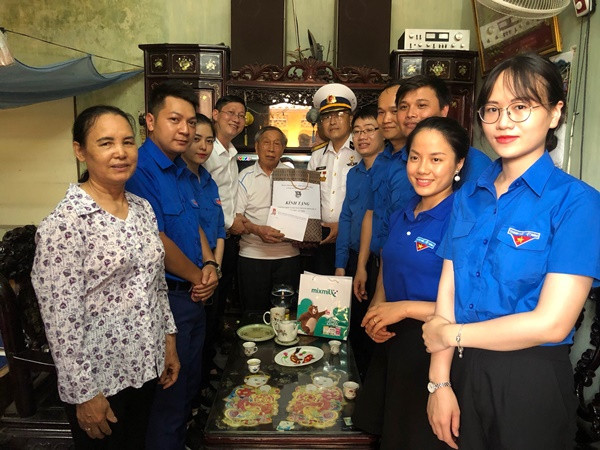 Đoàn thanh niên tặng quà anh hùng, người có công với cách mạng ảnh 3
