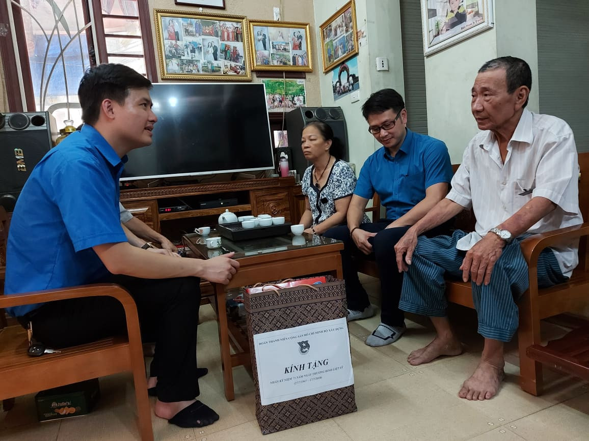 Đoàn thanh niên tặng quà anh hùng, người có công với cách mạng ảnh 2