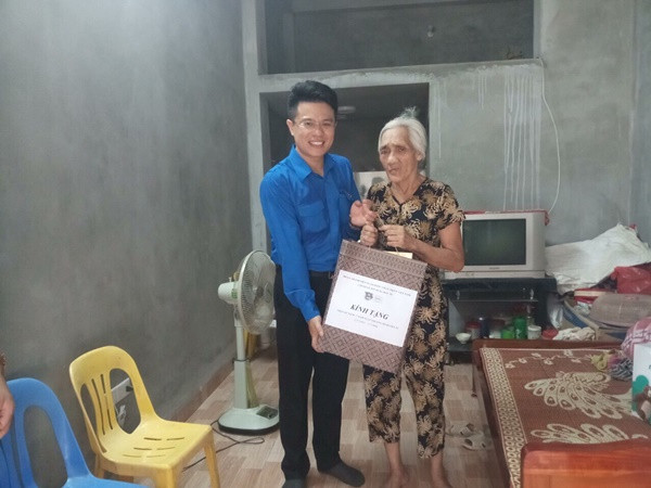 Đoàn thanh niên tặng quà anh hùng, người có công với cách mạng ảnh 5