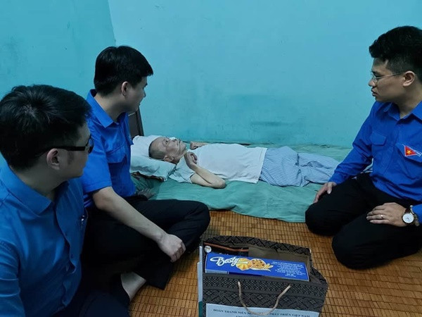 Đoàn thanh niên tặng quà anh hùng, người có công với cách mạng ảnh 7