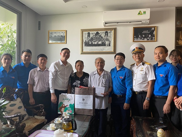 Đoàn thanh niên tặng quà anh hùng, người có công với cách mạng ảnh 4