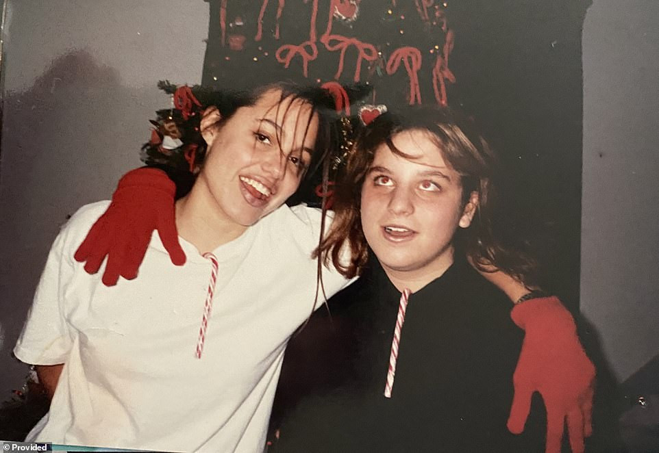 Loạt ảnh và thư tay hiếm chưa từng hé lộ về Angelina Jolie thời chưa nổi tiếng ảnh 3