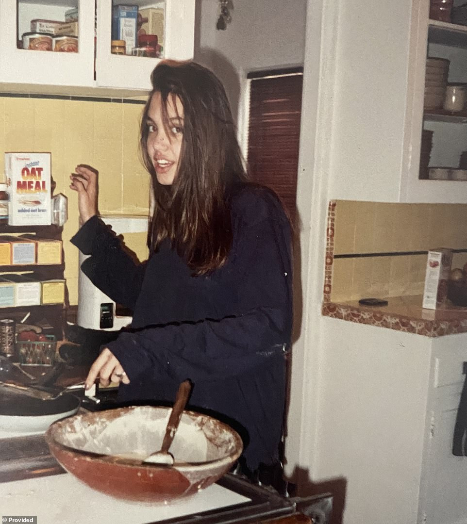 Loạt ảnh và thư tay hiếm chưa từng hé lộ về Angelina Jolie thời chưa nổi tiếng ảnh 18