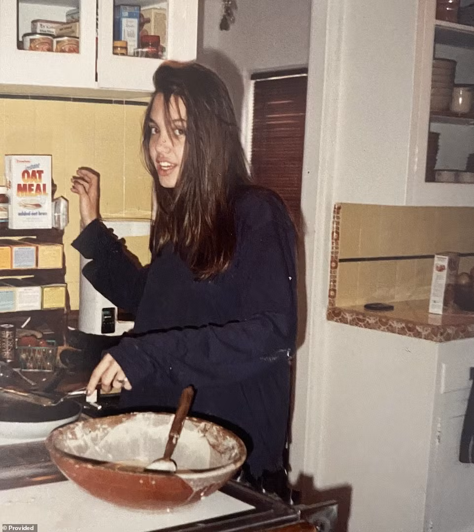 Loạt ảnh và thư tay hiếm chưa từng hé lộ về Angelina Jolie thời chưa nổi tiếng ảnh 18