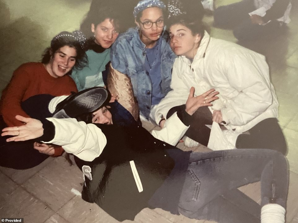 Loạt ảnh và thư tay hiếm chưa từng hé lộ về Angelina Jolie thời chưa nổi tiếng ảnh 2