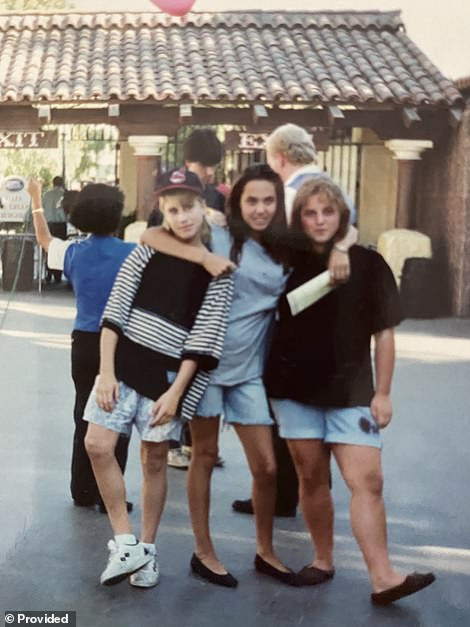 Loạt ảnh và thư tay hiếm chưa từng hé lộ về Angelina Jolie thời chưa nổi tiếng ảnh 1