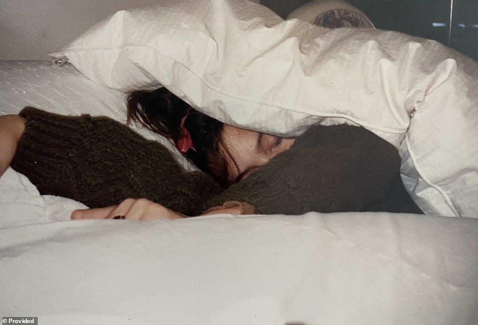 Loạt ảnh và thư tay hiếm chưa từng hé lộ về Angelina Jolie thời chưa nổi tiếng ảnh 6