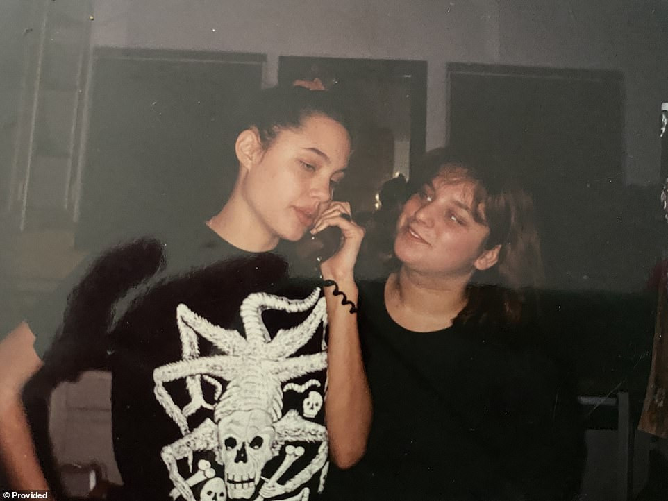 Loạt ảnh và thư tay hiếm chưa từng hé lộ về Angelina Jolie thời chưa nổi tiếng ảnh 4