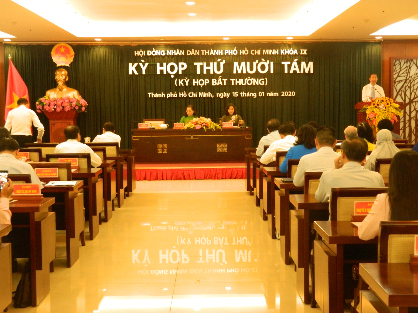 Kỳ họp bất thường HĐND TPHCM kéo dài …45 phút ảnh 1