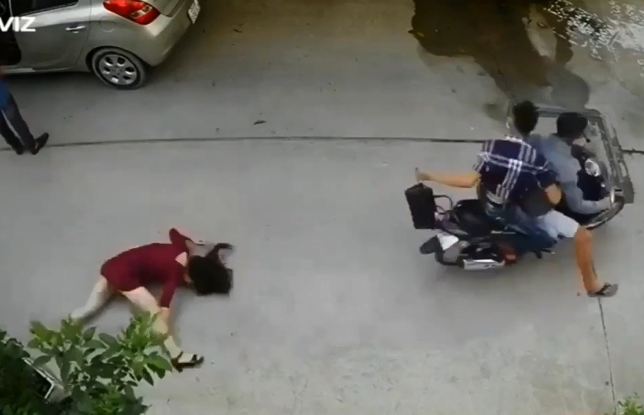 Người phụ nữ ngã đập mặt xuống đường vì bị giật túi xách ảnh 1