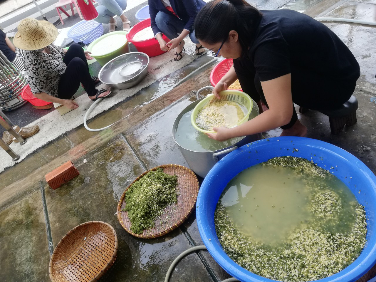 Người dân nhiều tỉnh thành ngày đêm 'gói yêu thương' gửi bà con miền Trung ảnh 5