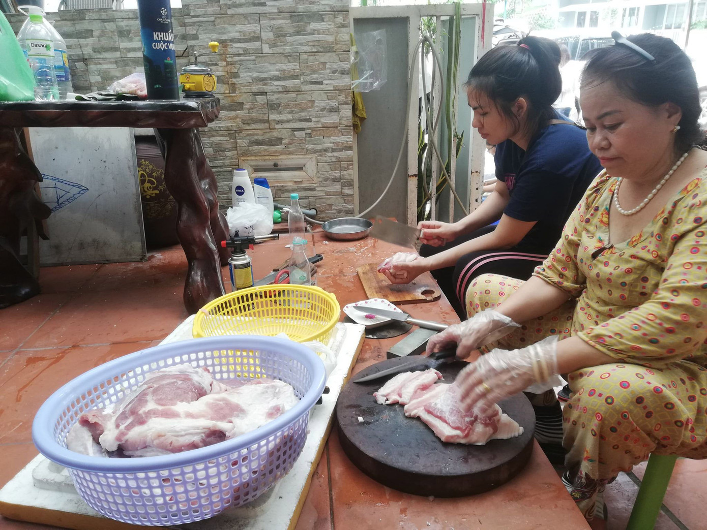 Người dân nhiều tỉnh thành ngày đêm 'gói yêu thương' gửi bà con miền Trung ảnh 6