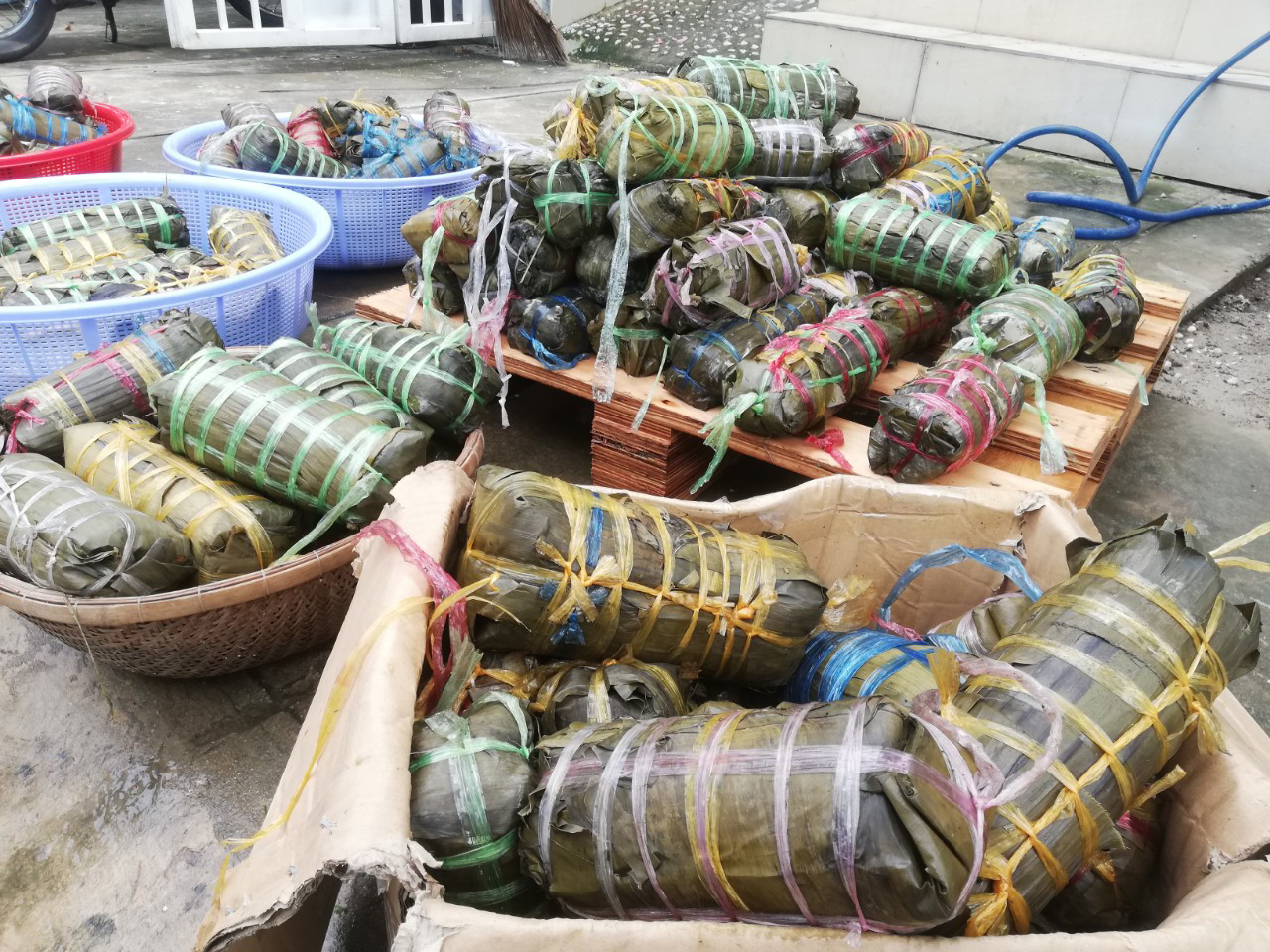 Người dân nhiều tỉnh thành ngày đêm 'gói yêu thương' gửi bà con miền Trung ảnh 11