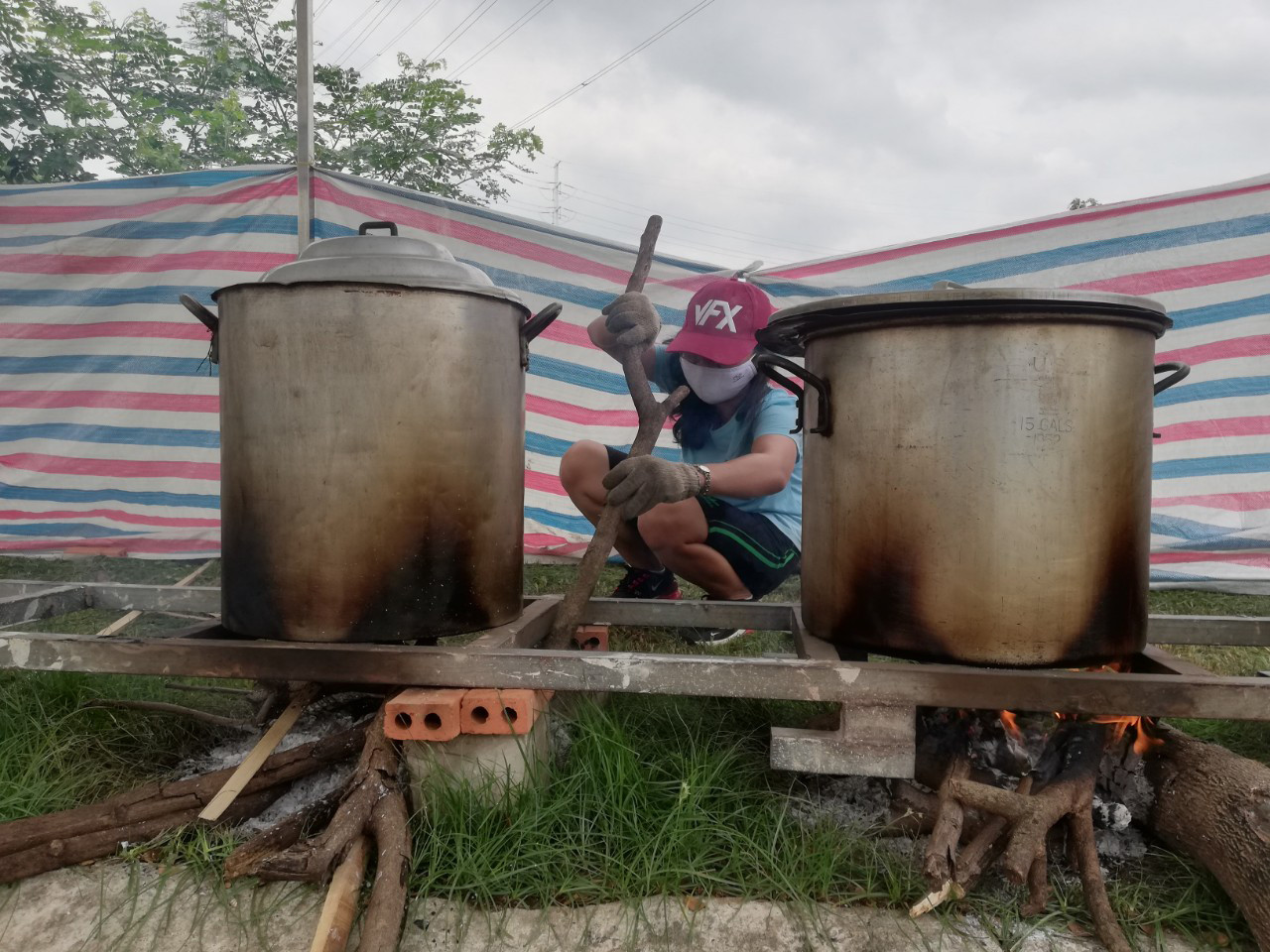 Người dân nhiều tỉnh thành ngày đêm 'gói yêu thương' gửi bà con miền Trung ảnh 8