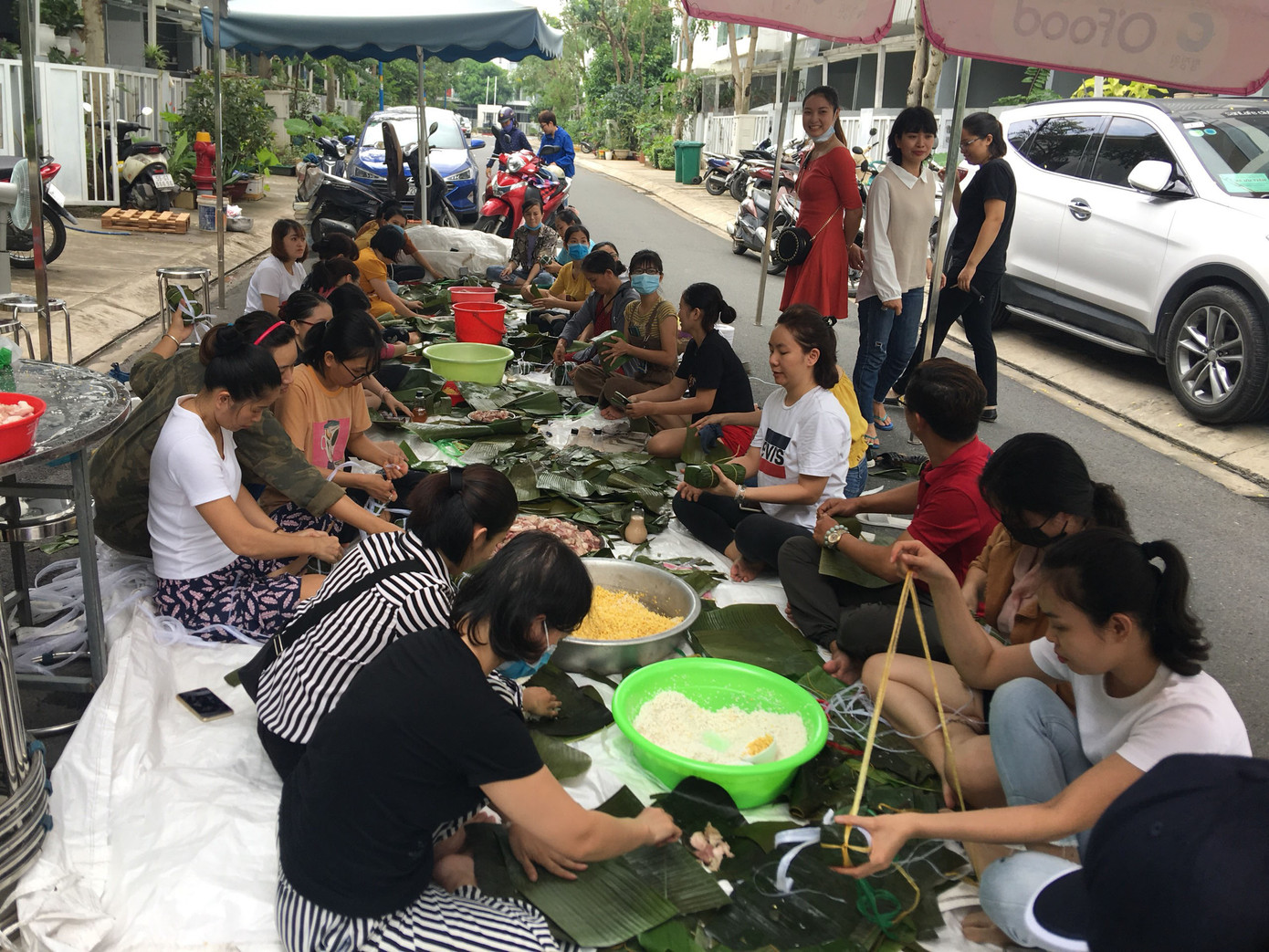 Người dân nhiều tỉnh thành ngày đêm 'gói yêu thương' gửi bà con miền Trung ảnh 4