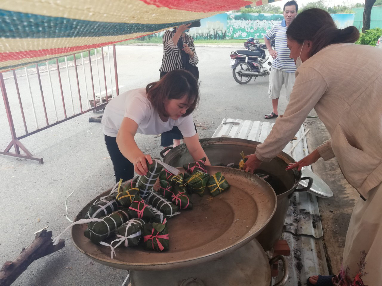 Người dân nhiều tỉnh thành ngày đêm 'gói yêu thương' gửi bà con miền Trung ảnh 9