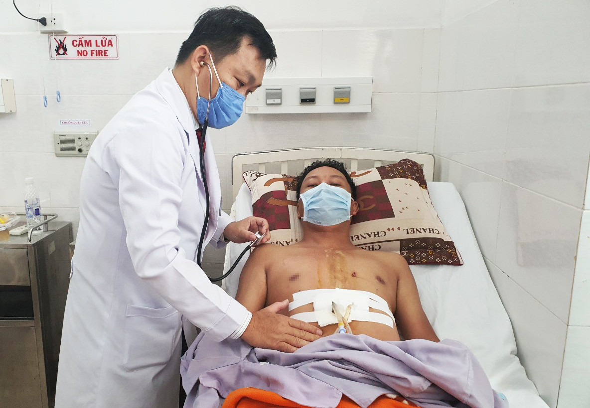 Người đàn ông 'trở về từ cõi chết' sau khi bị đâm thủng tim lúc ngồi nhậu ảnh 1