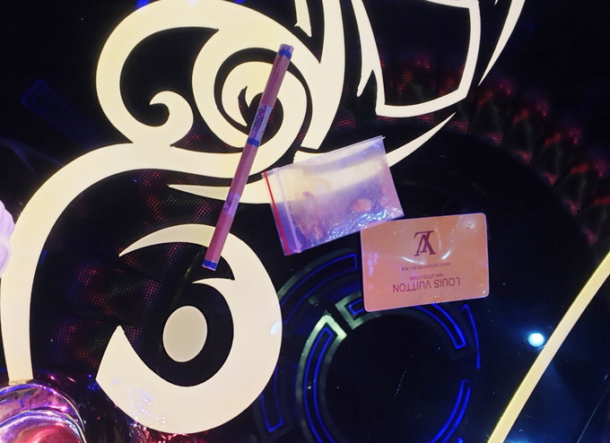 Công an đột kích quán karaoke phát hiện 88 người dương tính ma túy ảnh 1