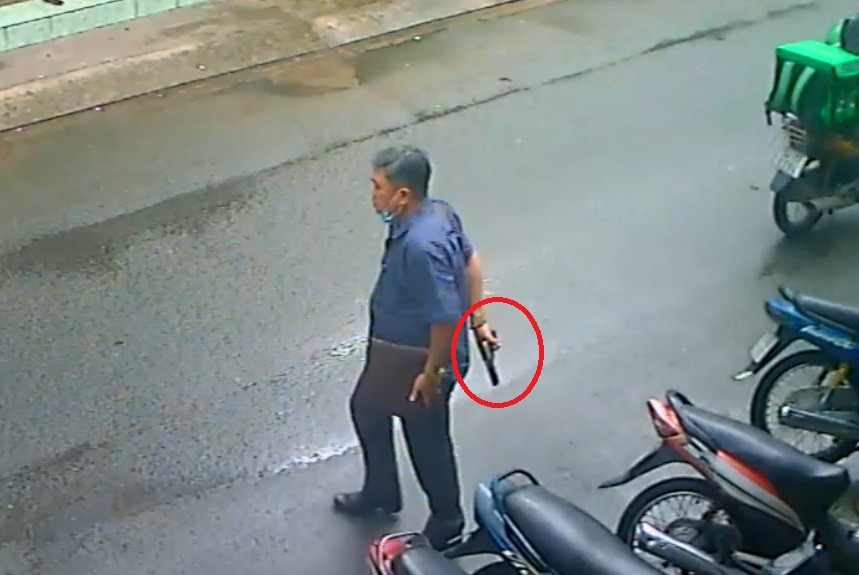 Người đàn ông cầm súng. Người đàn ông rút súng, lên đạn giữa đường làm nhiều người thót tim ảnh 2