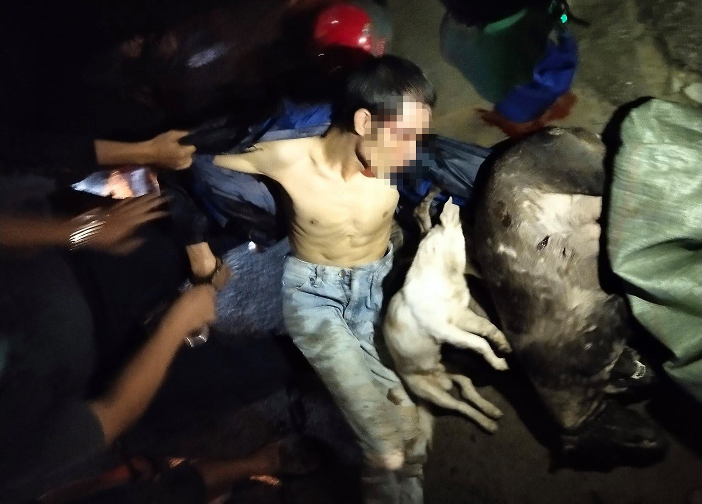 Thanh niên bị người dân truy đuổi, vây đánh vì nghi trộm chó ảnh 1